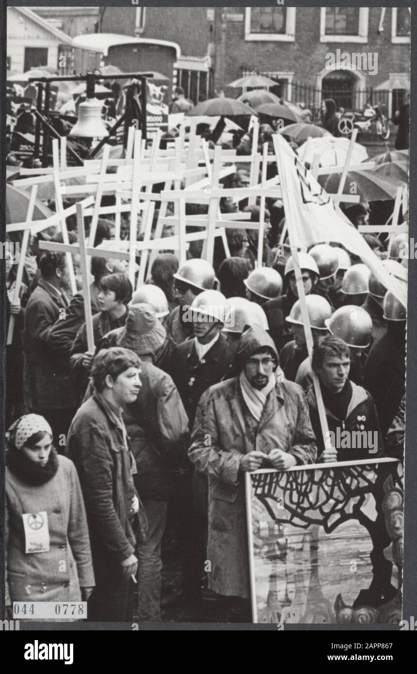 Série 044-0778 t/m 044-0779 manifestation De Trois jours de Rotterdam à Amsterdam, contre la guerre au Vietnam Date: 27 mars 1967 lieu: Amsterdam, Noord-Holland mots clés: Manifestations, guerres, émeutes Nom personnel: Waterlooplein Banque D'Images