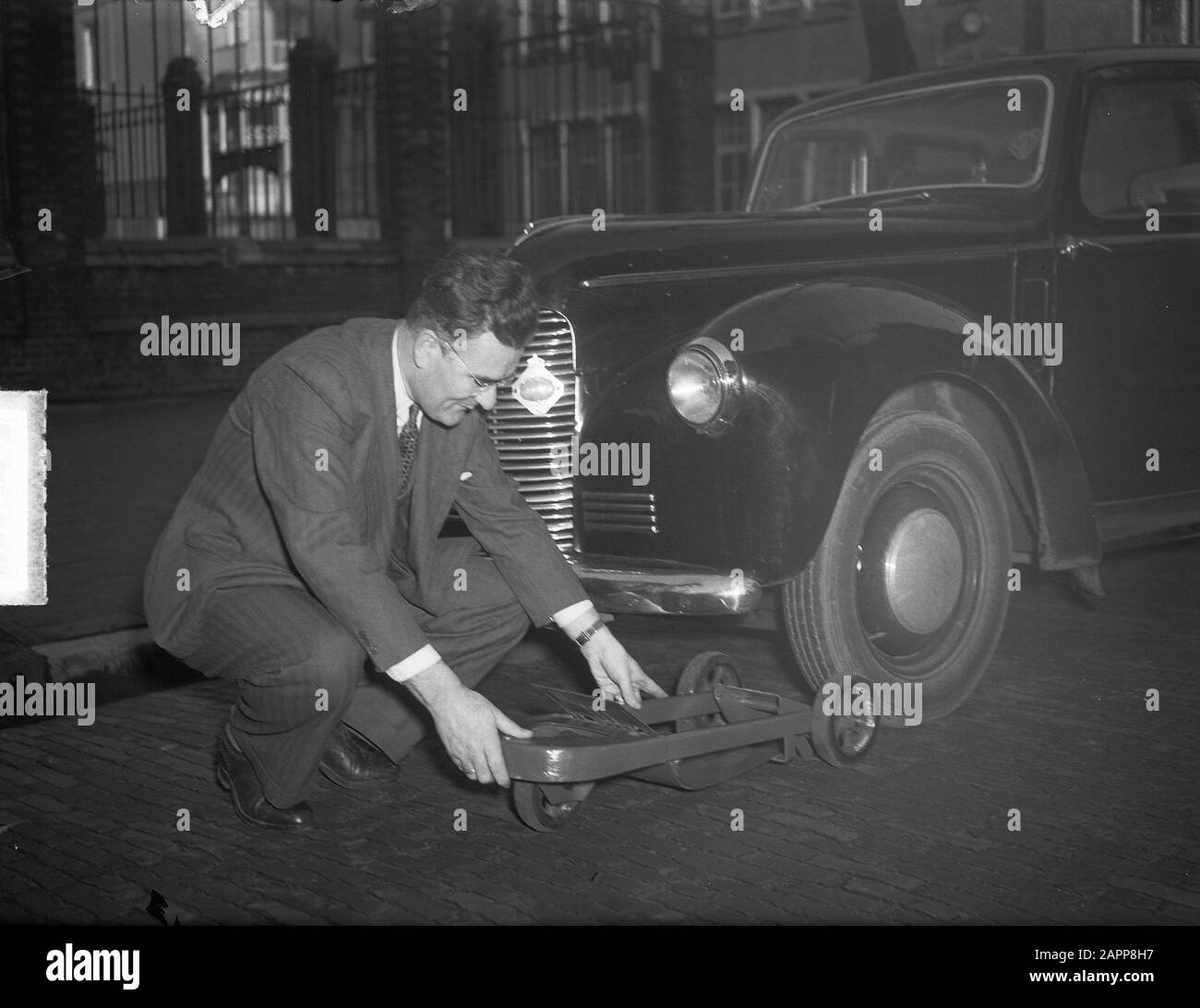 Traîneaux sur 3 roues pour pneus plats Date: 17 décembre 1948 mots clés: ATTACHES de voiture, ROUES Banque D'Images