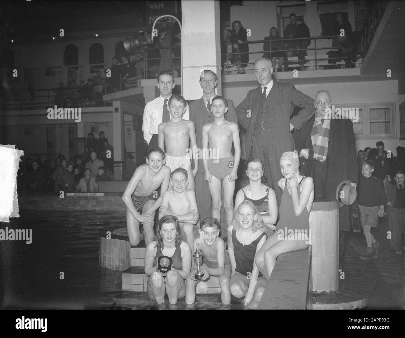 Fête finale de la piscine scolaire Date: 19 décembre 1948 mots clés: Finale Banque D'Images