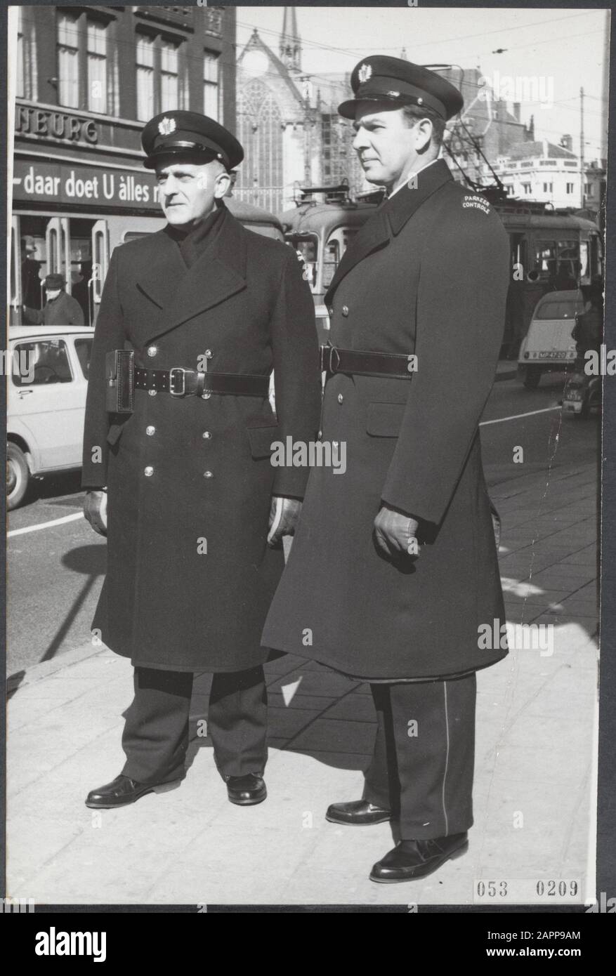 Police, images de rue Date : 16 mars 1964 lieu : Amsterdam, Noord-Holland mots clés : police, images de rue Banque D'Images