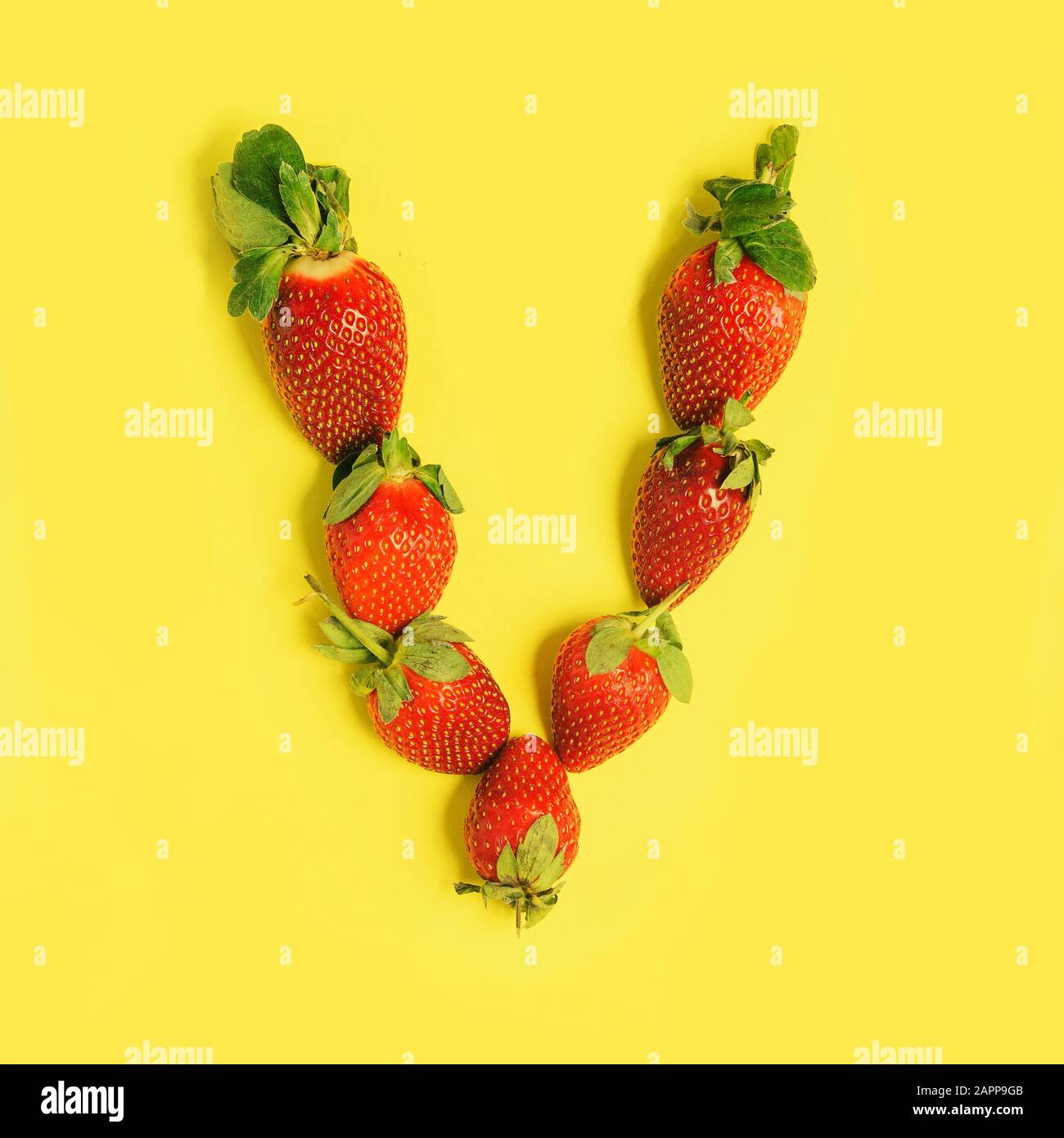 Lettre L faite De Fraises sur fond jaune. Alphabet aux fruits Banque D'Images