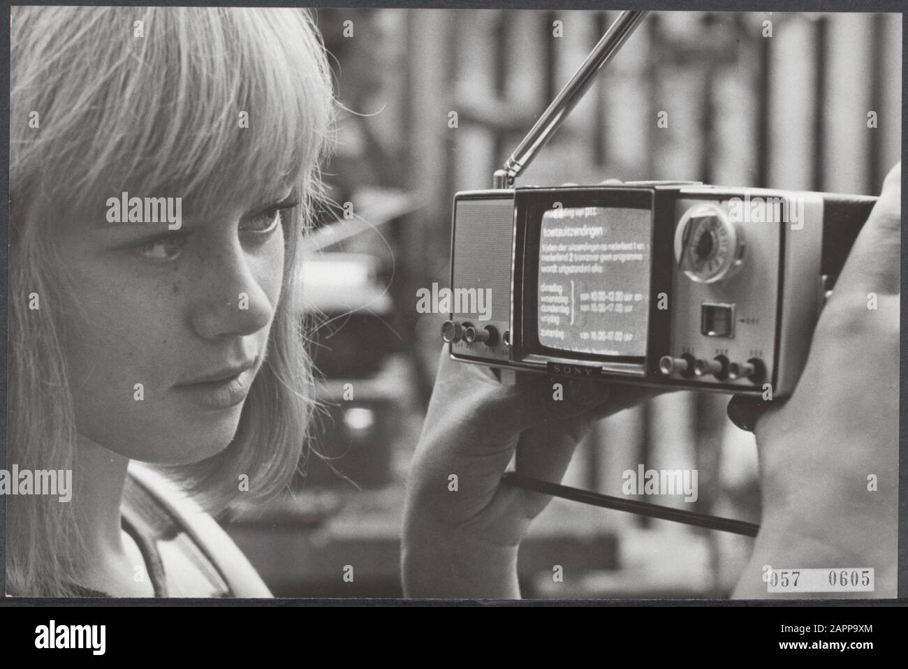 Le plus petit téléviseur au monde à partir du japon Date: 16 septembre 1965 lieu: Amsterdam, Noord-Holland mots clés: Télévision, expositions Nom personnel: Firato Exhibition institution name: RAI Banque D'Images Le plus petit téléviseur au monde à partir du japon Date: 16 septembre 1965 lieu: Amsterdam, Noord-Holland mots clés: Télévision, expositions Nom personnel: Firato Exhibition institution name: RAI Banque D'Images