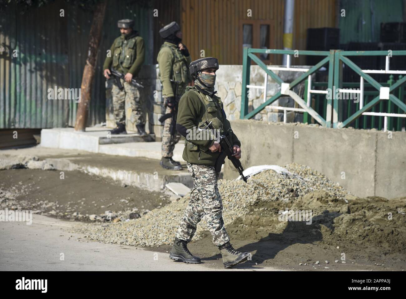 Srinagar, Inde. 24 janvier 2020. Les forces indiennes se tiennent en garde à l'extérieur d'un lieu de la République à Srinagar.En Avance sur la sécurité de la 71ème République de l'Inde, la sécurité a été renforcée à Srinagar et dans d'autres parties du Cachemire par un déploiement massif de forces. Ce sera la première fête de la République dans la vallée après que le centre a abrogé l'article 370 dans l'état erstwhif de Jammu-et-Cachemire. Crédit: Sopa Images Limited/Alay Live News Banque D'Images