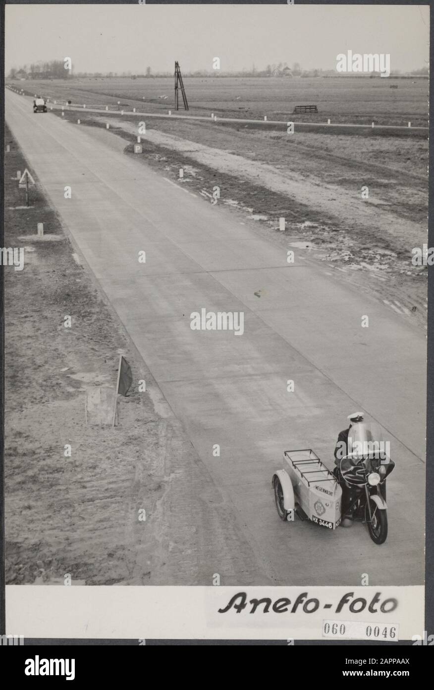 Roadwacht est présent sur la nouvelle route nationale Amsterdam-Utrecht [A 1] Date : 3 novembre 1952 mots clés : services d'urgence, autoroutes, circulation, gardes de routes Banque D'Images