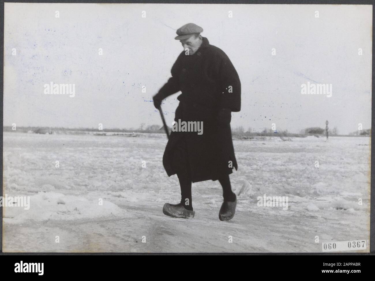 Connexion du bateau de traceur en raison d'une grave défaillance de givre. Cornelis Zeeman atteint Monnickendam à pied. Il veut visiter son frère qui est dans un hôpital Date: 2 février 1956 lieu: Monnickendam mots clés: Glace, hiver Banque D'Images
