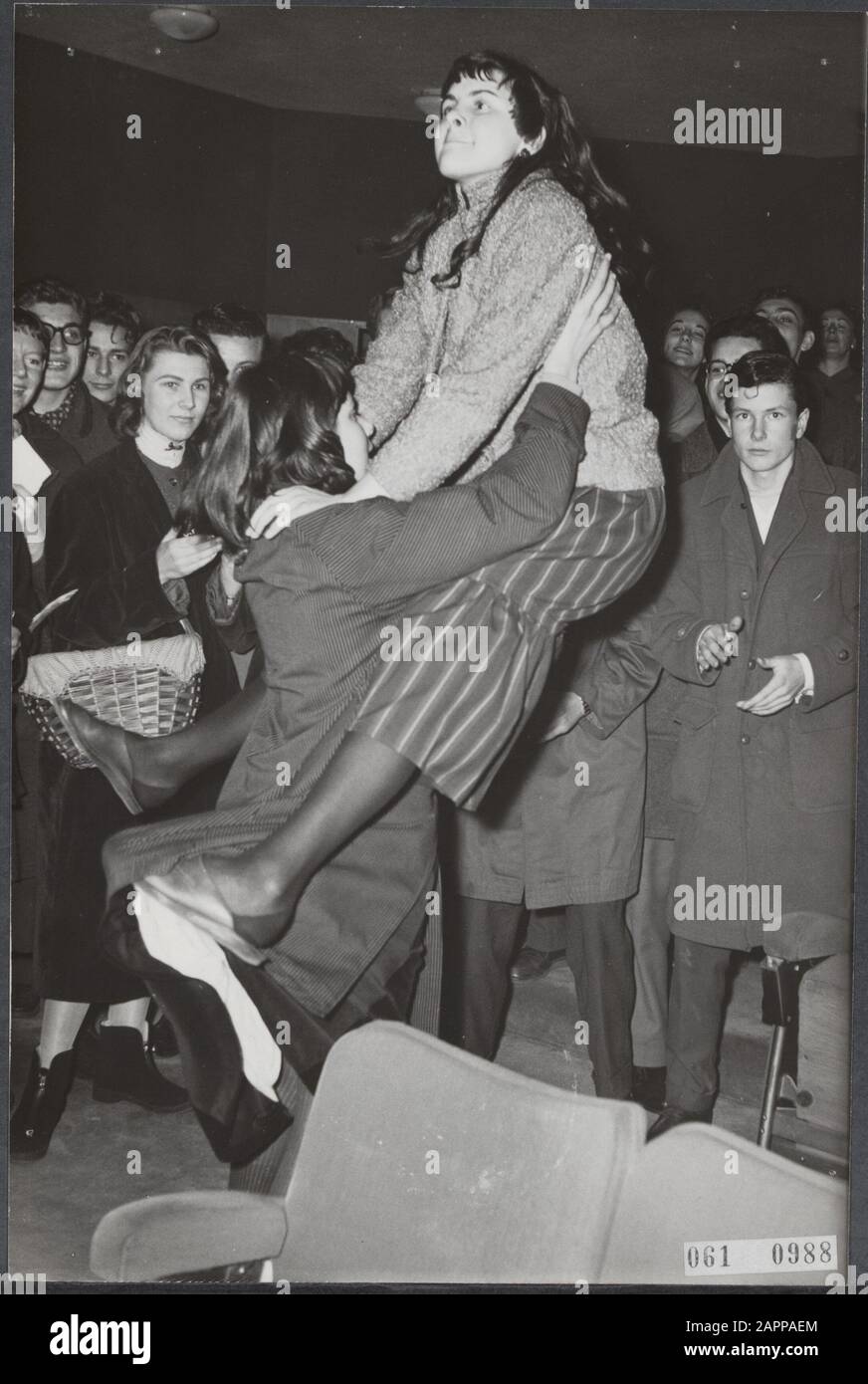 A Amsterdam, trois cinémas joueront des records du rock américain « n » roll King Elvis Presley lors de la pause de midi de vendredi, comme publicité pour le film Love me tender que la semaine prochaine apparaîtra. Sur le premier moyen il y avait un grand nombre de jeunes enthousiastes qui, à cause de la musique passionnante, n'ont pas séjourné dans les sièges pendant longtemps et dansaient le Rock and Roll entre les rangées. Date: 7 décembre 1956 lieu: Amsterdam, Noord-Holland mots clés: Cinémas, danses, jeunes, musique Banque D'Images