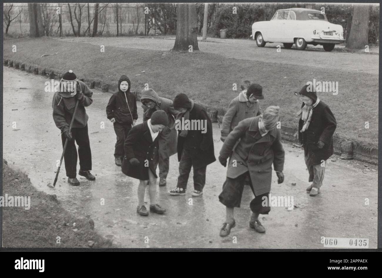 Lance de glace pour les jeunes. À Haarlem, la glace dans les fossés était déjà assez forte pour permettre aux jeunes de s'amuser Date: 23 janvier 1956 lieu: Haarlem mots clés: Glace, enfants, écluses Banque D'Images