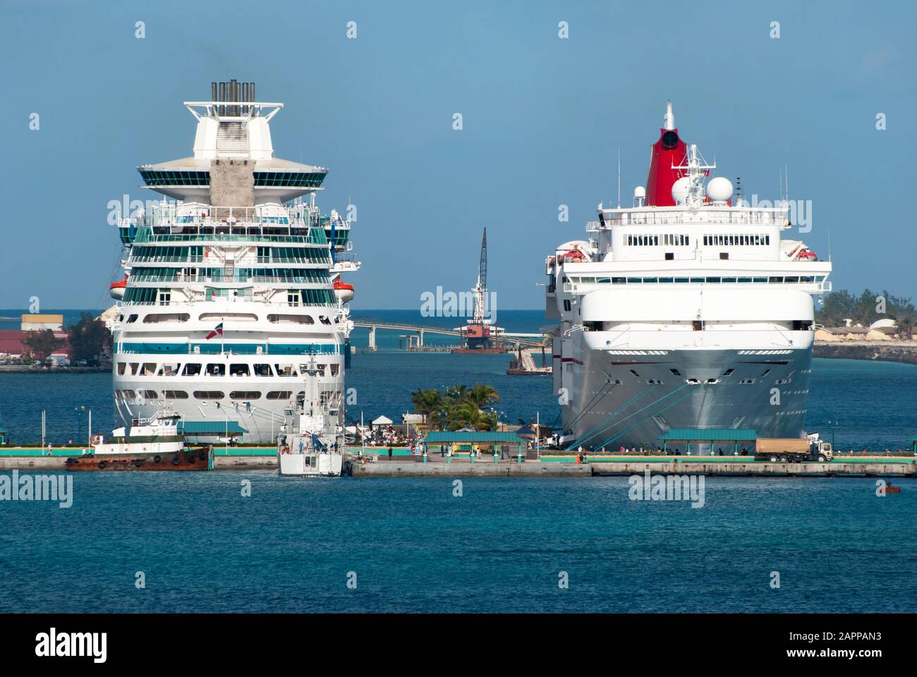 La vue du matin de deux grands paquebots de croisière amarrés dans le port de Nassau (Bahamas). Banque D'Images