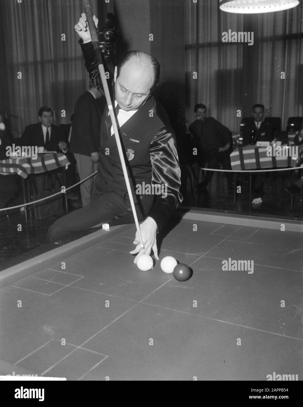 Championnat européen de billard cadre d'ancrage 47/2 à Heerlen, Van Hassel aan stoot Date: 28 janvier 1965 lieu: Heerlen mots clés: Billard Nom du personnage: Hassel, Clement van Banque D'Images
