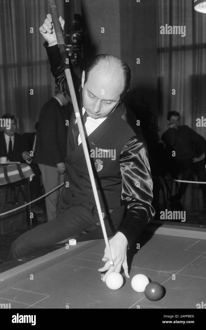 Championnat européen de billard cadre d'ancrage 47/2 à Heerlen, Van Hassel aan stoot Date: 28 janvier 1965 lieu: Heerlen mots clés: Billard Nom du personnage: Hassel, Clement van Banque D'Images