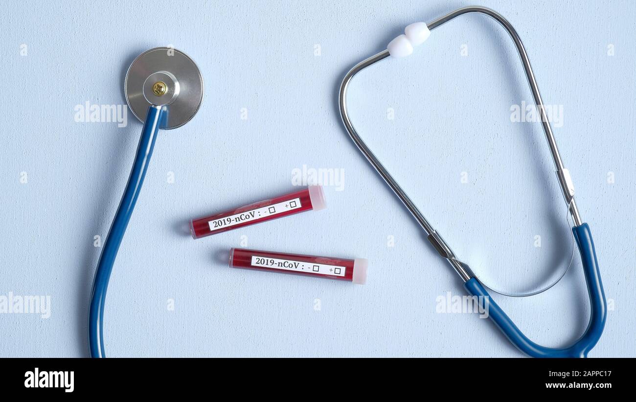 Concept de test sanguin du coronavirus. Tubes à essai avec sang pour analyse de coronavirus et stéthoscope sur le bureau de laboratoire. 2019-nCoV Coronavirus originaire i Banque D'Images