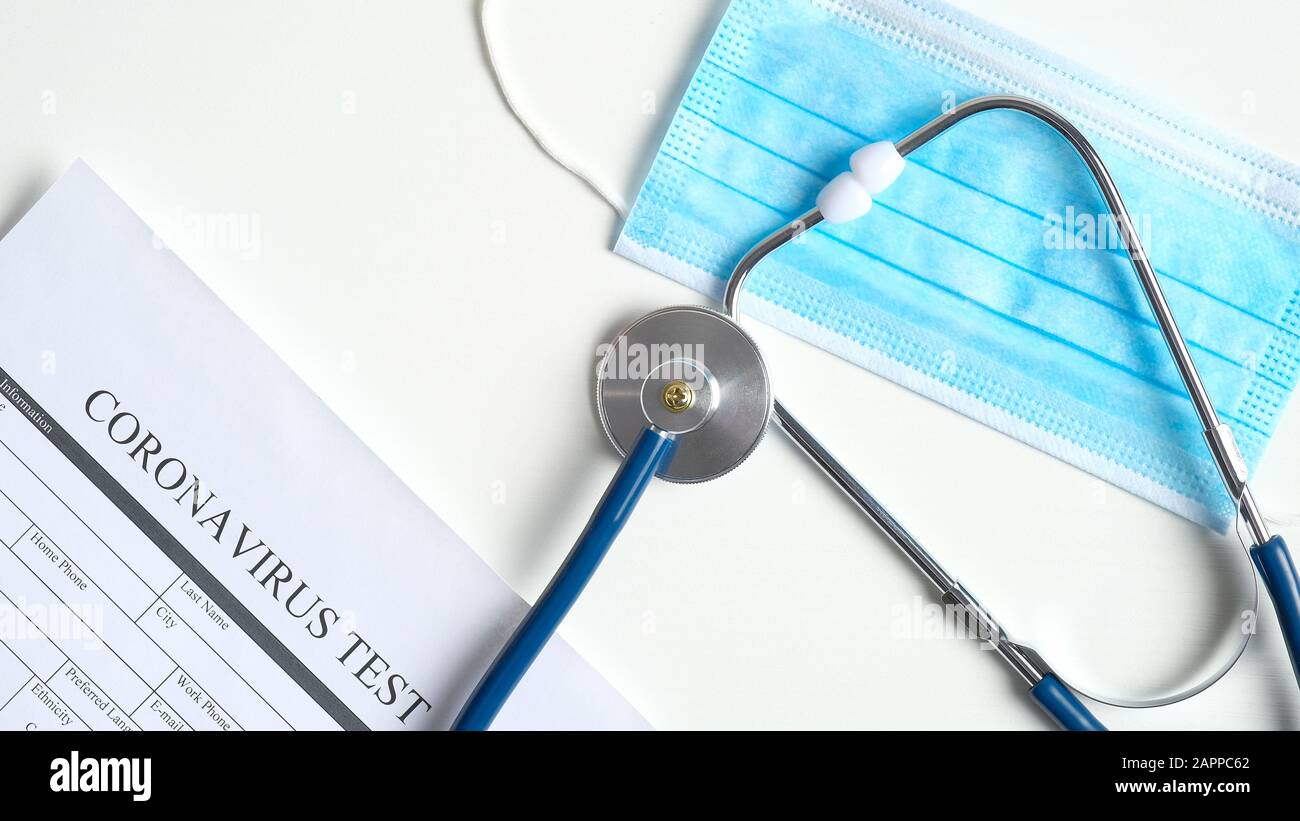 Concept de test sanguin du coronavirus. Table de laboratoire avec test de coronavirus sous forme médicale, masque respiratoire, stéthoscope. 2019-nCoV Coronavirus originaire Banque D'Images