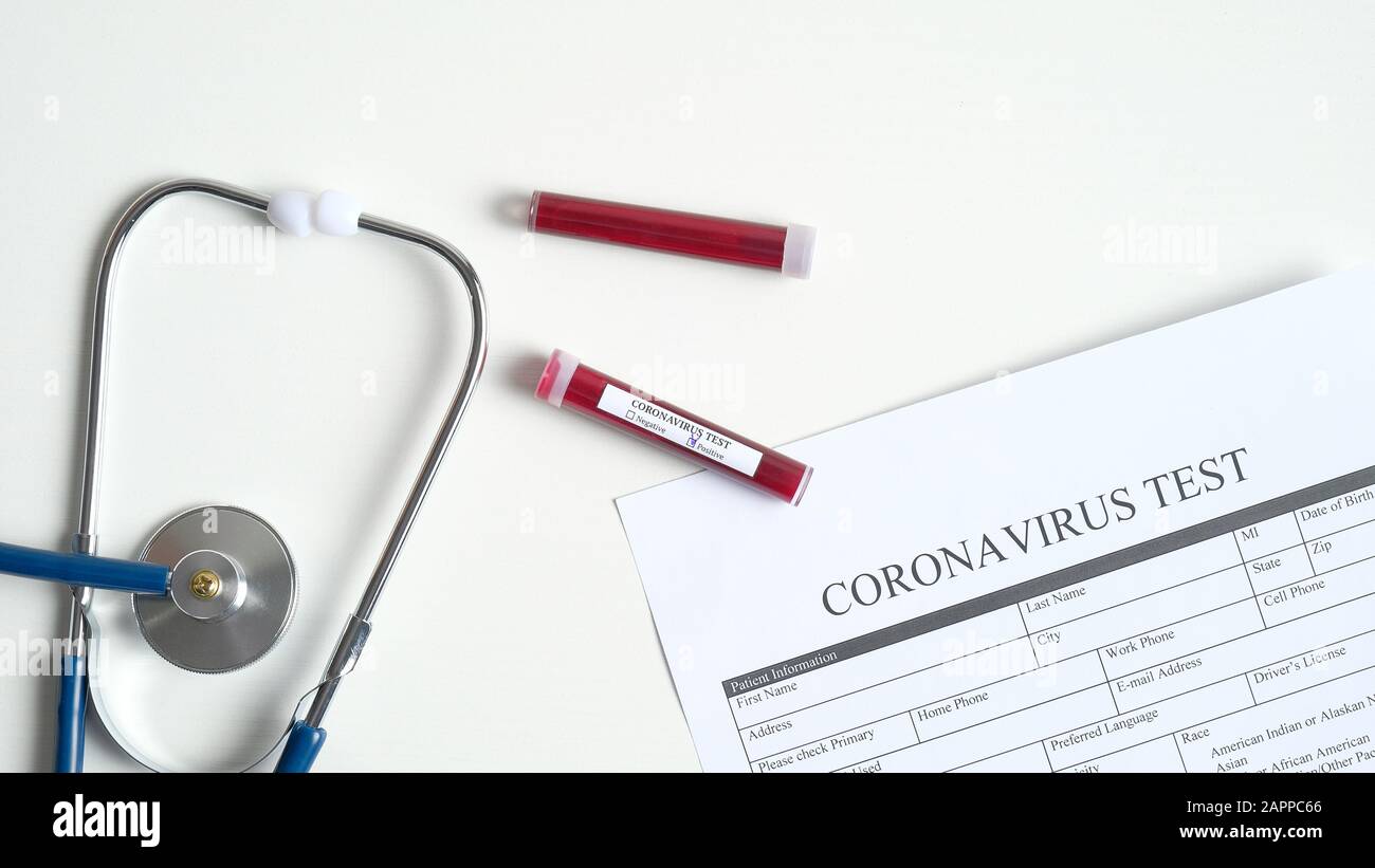 Concept de test sanguin du coronavirus. Table de laboratoire avec test de coronavirus sous forme médicale, tubes à essai avec sang, stéthoscope. 2019-nCoV Coronavirus origina Banque D'Images