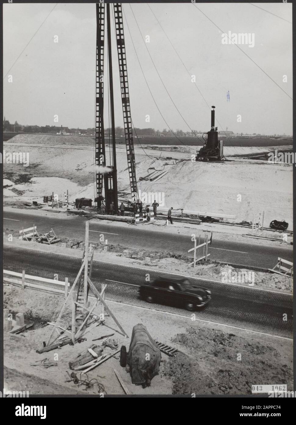 Voorburg. Construction du viaduc sur la route nationale A4 Date: 1 mai 1956 lieu: Voorburg, Zuid-Holland mots clés: Machines de levage, autoroutes, viaducs, construction de routes Banque D'Images