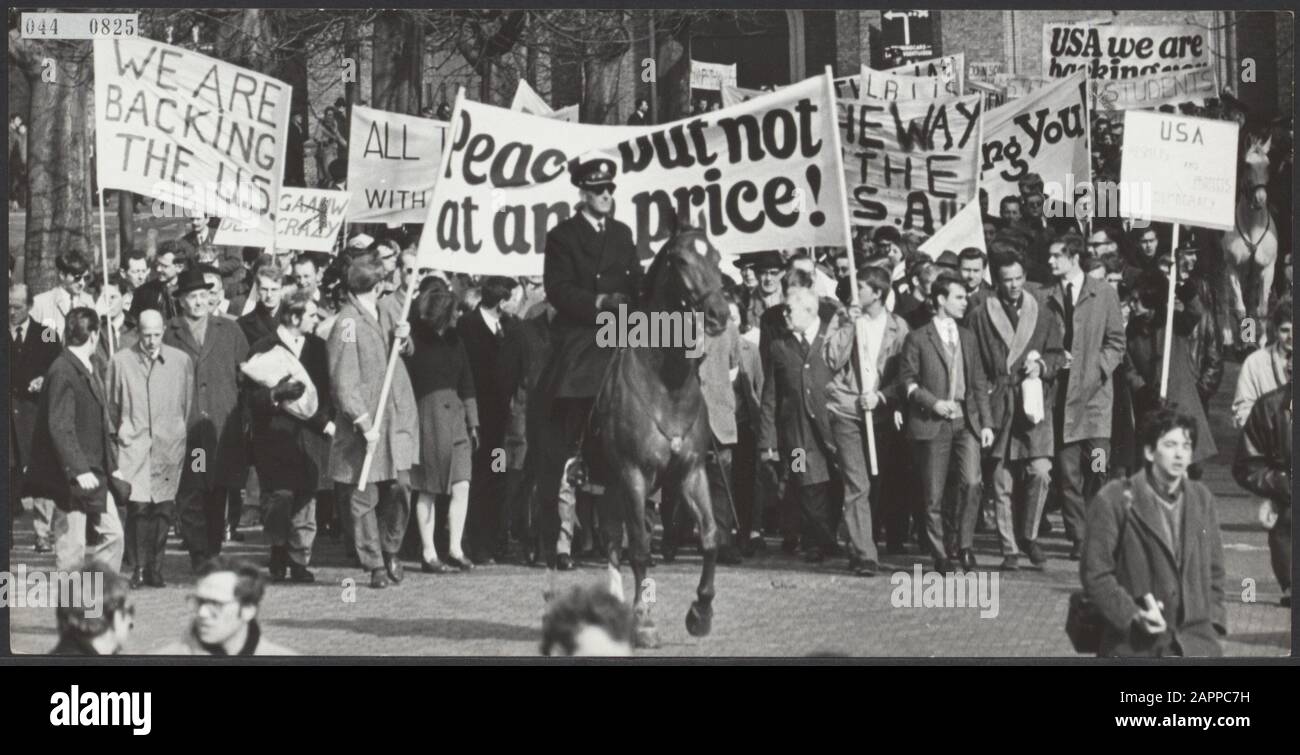 Série 044-0825 t/m 044-0826 démonstration Pro-américaine Date : 16 mars 1968 lieu : la Haye, Zuid-Holland mots clés : démonstrations Banque D'Images