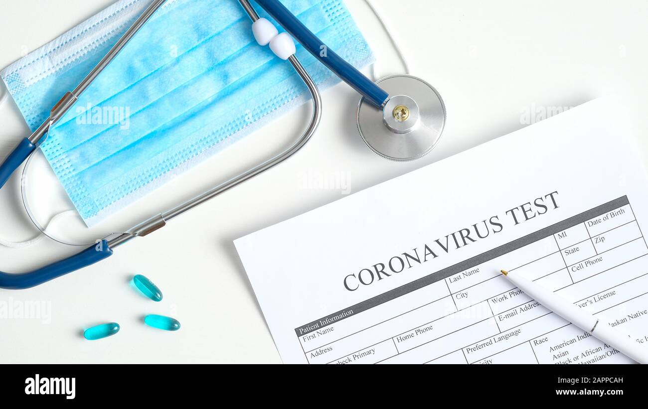Concept de test sanguin du coronavirus. Table de laboratoire avec test de coronavirus sous forme médicale, masque respiratoire, stéthoscope, pilules. 2019-nCoV Coronavirus origi Banque D'Images