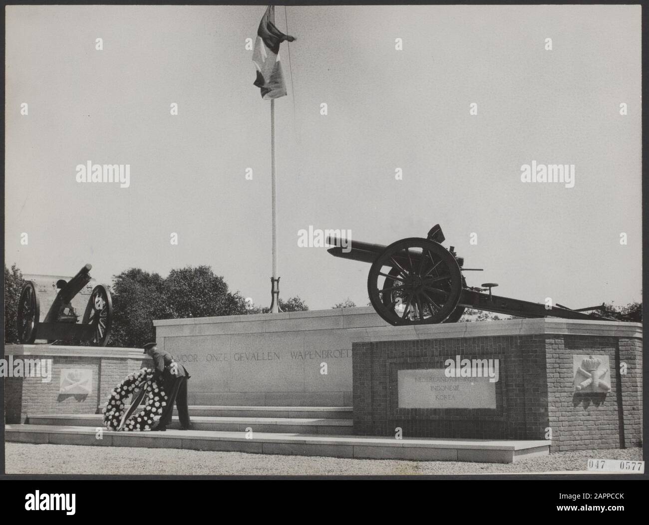Dévoilement du monument d'artillerie dans l'armée place Oldebroek en l'honneur de la chute des armoiries d'artillerie de la seconde Guerre mondiale et de l'Indonésie [et de la Corée]. Le monument a été dévoilé par le ministre de la guerre ir. C. personnel. Le représentant de H.M. de Queen, lieutenant-colonel de l'Artillerie Jhr. Van Lawick van Pabst posé au pied du monument une grande couronne Date: 30 juin 1953 lieu: Oldebroek mots clés: Artillerie, tombé, monuments, révélations, seconde Guerre mondiale Banque D'Images