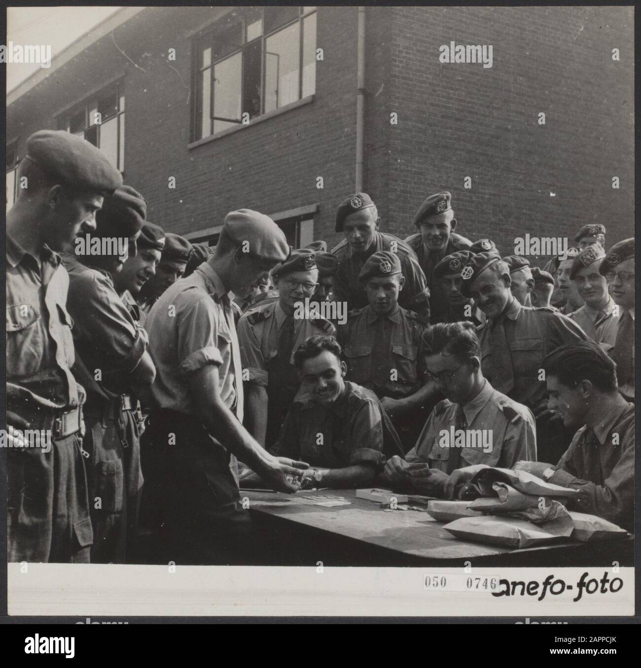 Exercices militaires communs dans la zone britannique d'Allemagne. L'argent plastique est donné aux soldats néerlandais. Date : 13 septembre 1951 lieu : B.R.D., Allemagne mots clés : militaire, exercices Banque D'Images