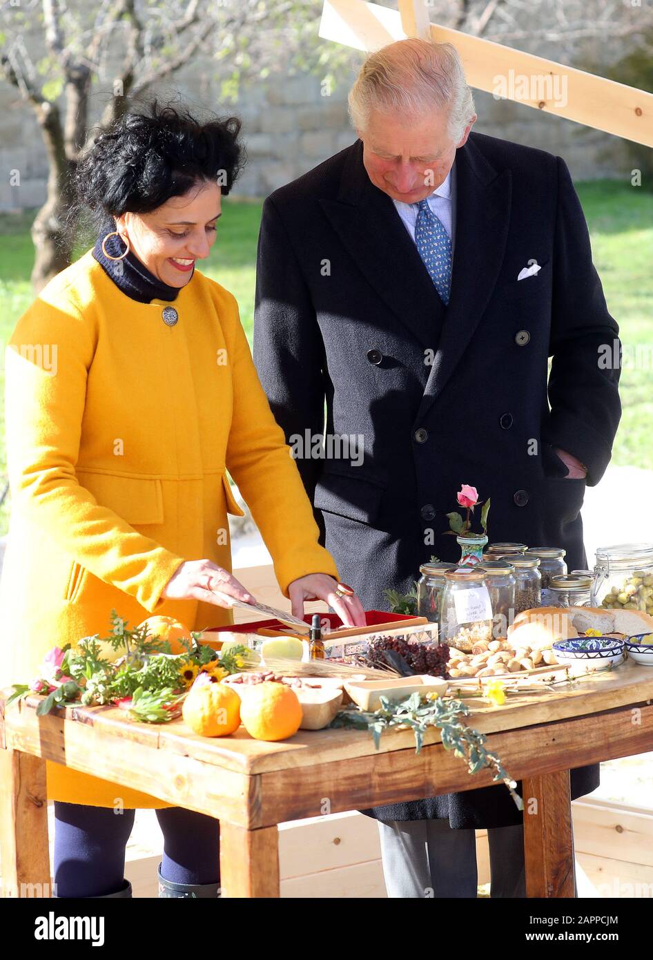 Le prince de Galles lors d'une visite à une oliveraie traditionnelle et à un verger de fruits dans un couvent historique de Bethléem le deuxième jour de son voyage en Israël et dans les territoires palestiniens occupés. Photo PA. Date De L'Image: Vendredi 24 Janvier 2020. Voir l'histoire de PA ROYAL Charles. Crédit photo devrait lire: Chris Jackson/PA Fil Banque D'Images