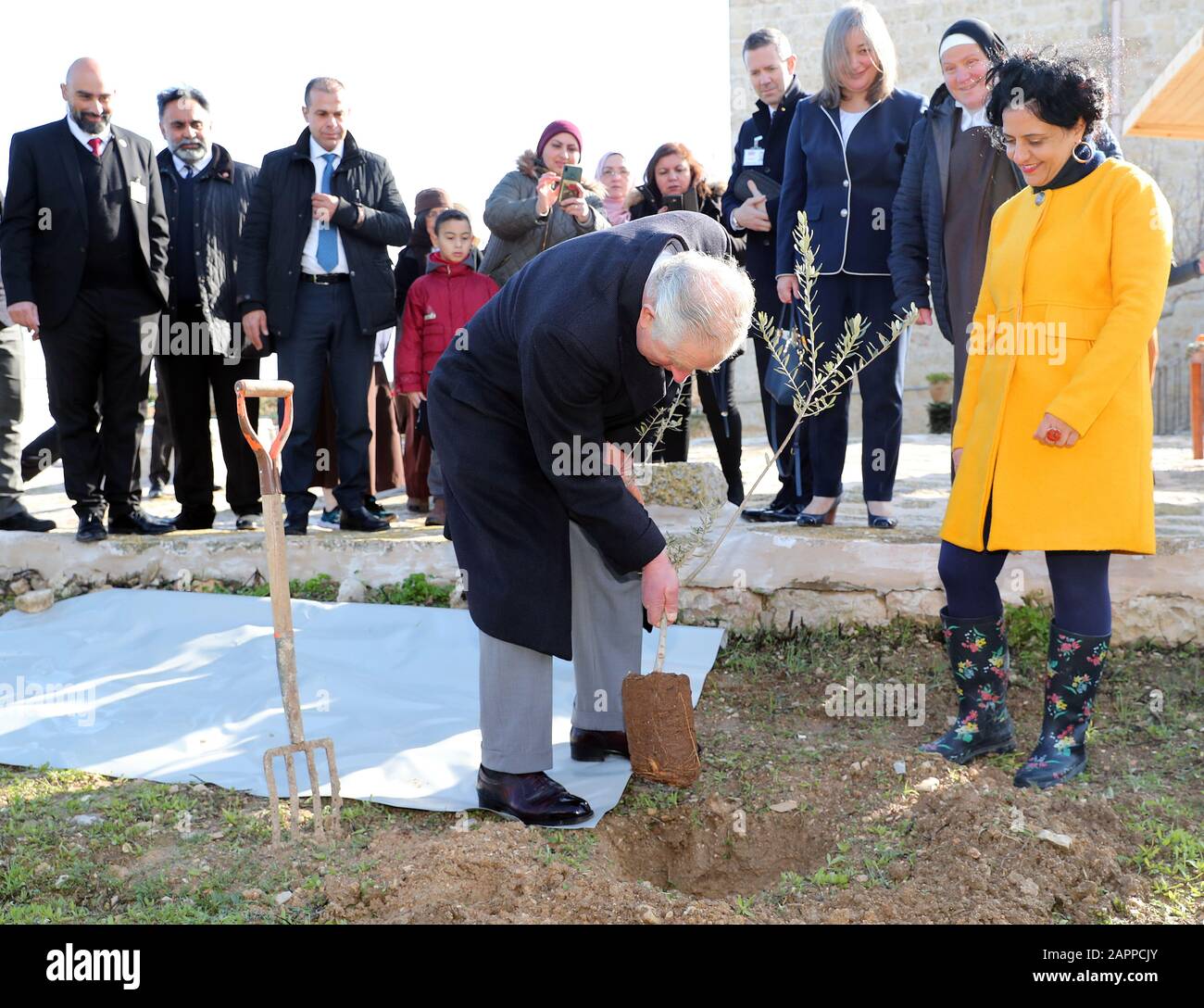 Le prince de Galles plante un sauling lors d'une visite dans une oliveraie traditionnelle et un verger de fruits dans un couvent historique à Bethléem le deuxième jour de son voyage en Israël et dans les territoires palestiniens occupés. Photo PA. Date De L'Image: Vendredi 24 Janvier 2020. Voir l'histoire de PA ROYAL Charles. Crédit photo devrait lire: Chris Jackson/PA Fil Banque D'Images