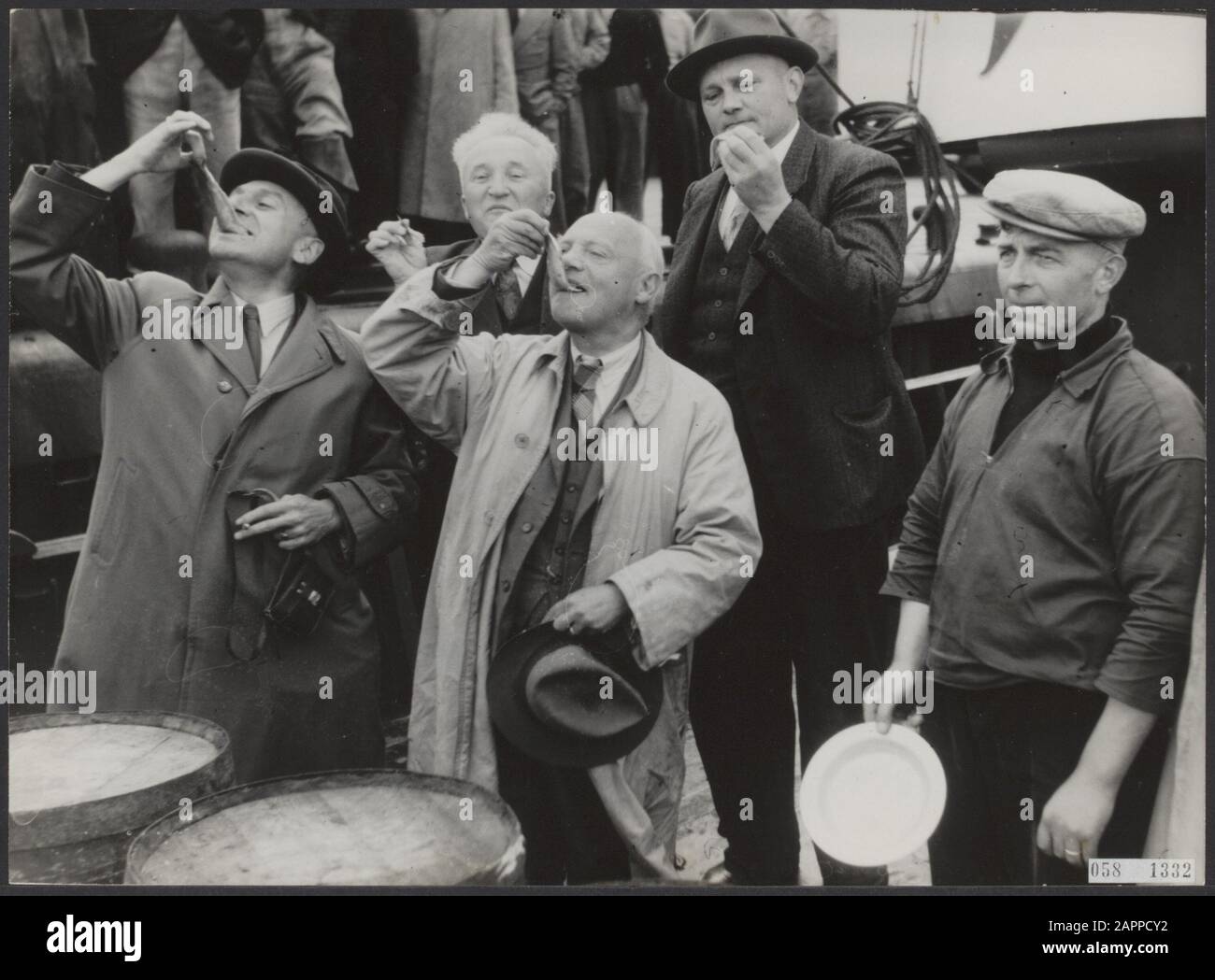 Dégustation de la première nouvelle néerlandaise Date: 25 mai 1956 lieu: IJmuiden mots clés: Maires, poissons, bateaux de pêche Nom personnel: Farmer c de, cornelis gai m s, korving o, couteau h, neptunus m s Banque D'Images