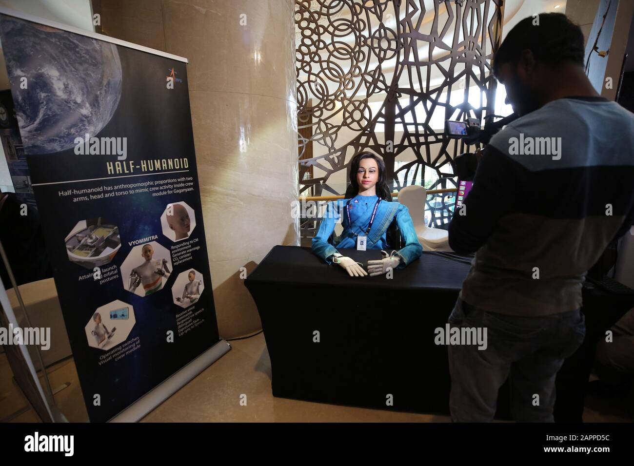 (200124) -- BANGALORE, le 24 janvier 2020 (Xinhua) -- Vyom Mitra, un demi-humanoïde développé par l'Organisation indienne de recherche spatiale (ISRO), est présenté au symposium « Human SpaceFlight and exploration », à Bangalore, en Inde, le 23 janvier 2020. (Str/Xinhua) Banque D'Images