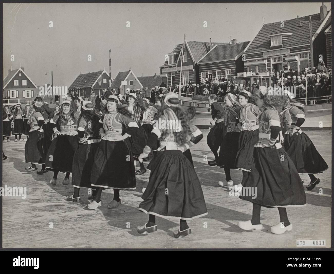 Festivités, glace, patineurs, FOLK DANANDES Date: 5 février 1954 lieu: Gouwzee, Marken mots clés: DANSES folkloriques, festivités, patineurs de glace Banque D'Images