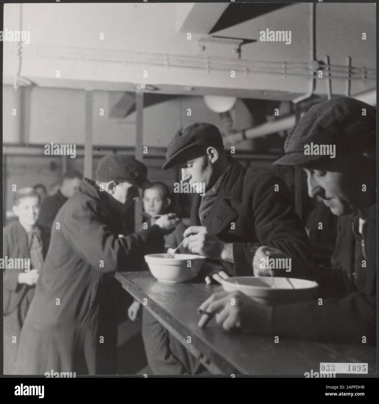 Limbourg De Kolenmijnen. Les mineurs mangent de la soupe à la cafétéria. La nourriture est fournie gratuitement Date: 21 novembre 1945 lieu: Limbourg mots clés: Exploitation minière, mineurs, nourriture Banque D'Images