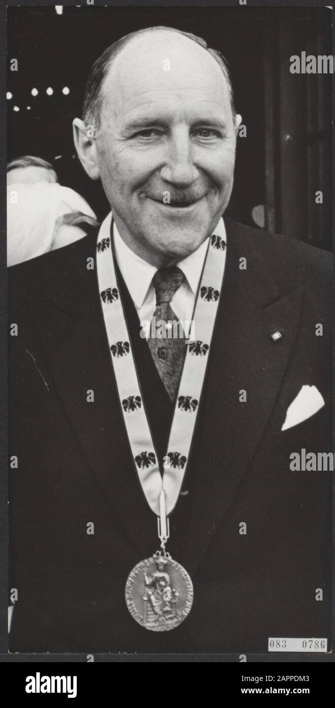 Ministres, prix, Prix Charlemagne, Lun, J.A. M.H., B.R.D. Date: 4 mai 1967 lieu: Aix-la-Chapelle, B.R.D., Allemagne mots clés: Ministres, prix Nom de personne: Karel de Great price, Lun, J.A.M.H., Lun, Joseph Banque D'Images