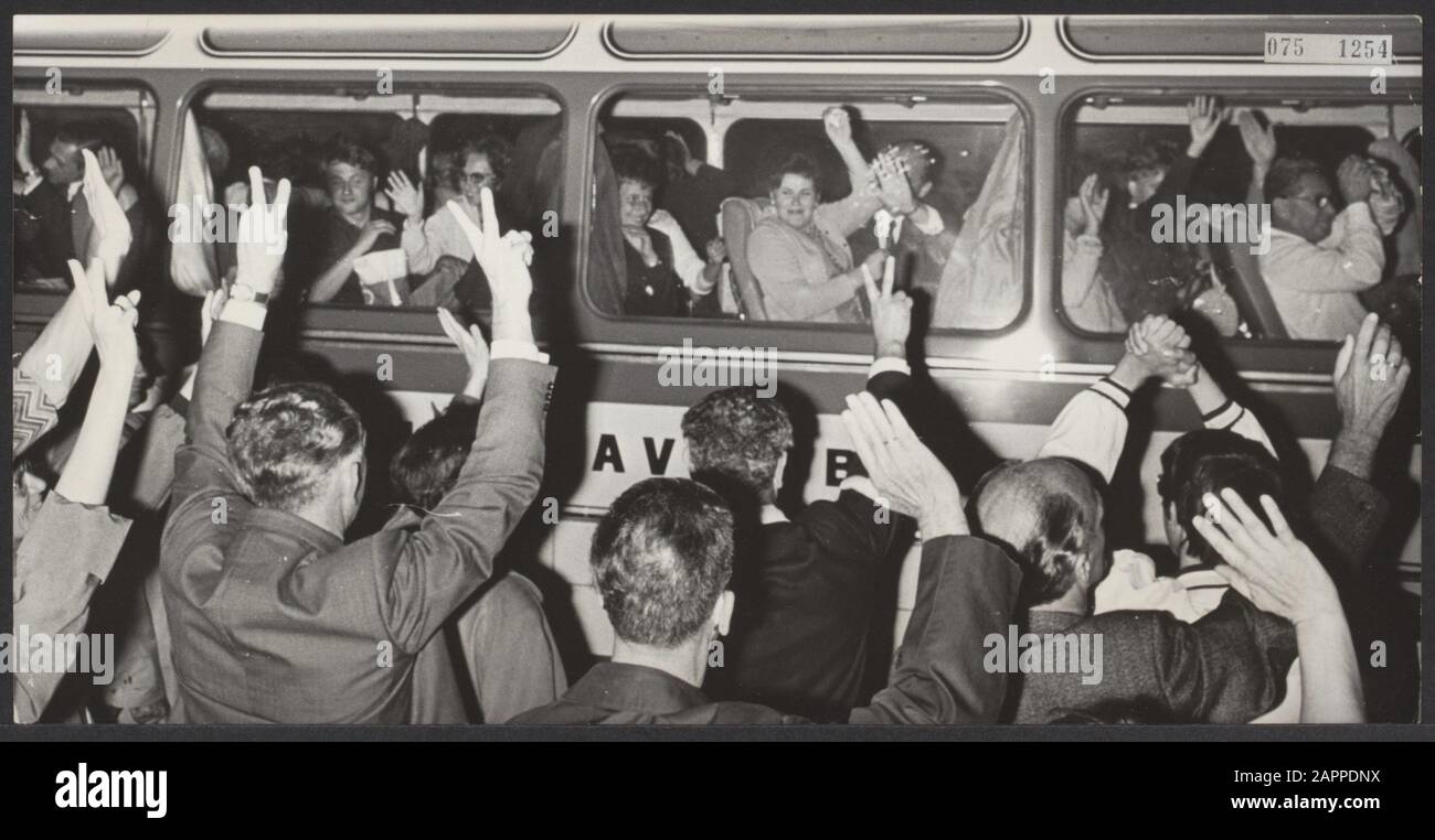 Avec les doigts saluant un signe V, beaucoup ont dit adieu à un groupe de Tchèques qui sont partis de la place olympique d'Amsterdam à leur patrie Date: 31 août 1968 lieu: Amsterdam , Noord-Holland mots clés: Adieu, bus, réfugiés Banque D'Images