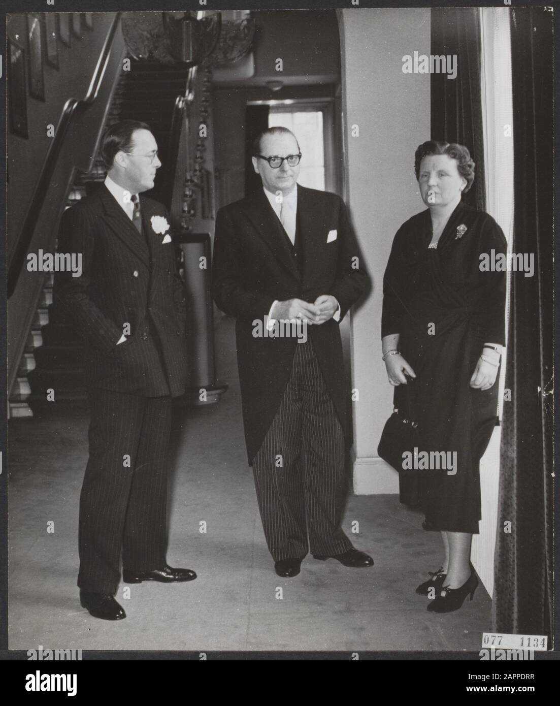 Le ministre allemand des Affaires étrangères Heinrich von Brentano visite les Pays-Bas. Avec le couple royal Date: 8 mars 1956 lieu: Soestdijk, Utrecht mots clés: Visites, ministre-présidents, ministres, musées Nom personnel: Bernhard, prince, Bretano Heinrich von, Juliana, Queen Banque D'Images
