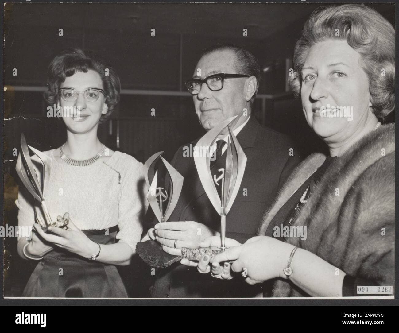 Prix décernés à trois personnes qui se sont faites méritoire pour le mototisme Date: 23 janvier 1963 lieu: Amsterdam, Noord-Holland mots clés: Voitures, décorations, journalistes, villes Nom personnel: Goderie mw, heyden ras e h van der, volant argent Banque D'Images