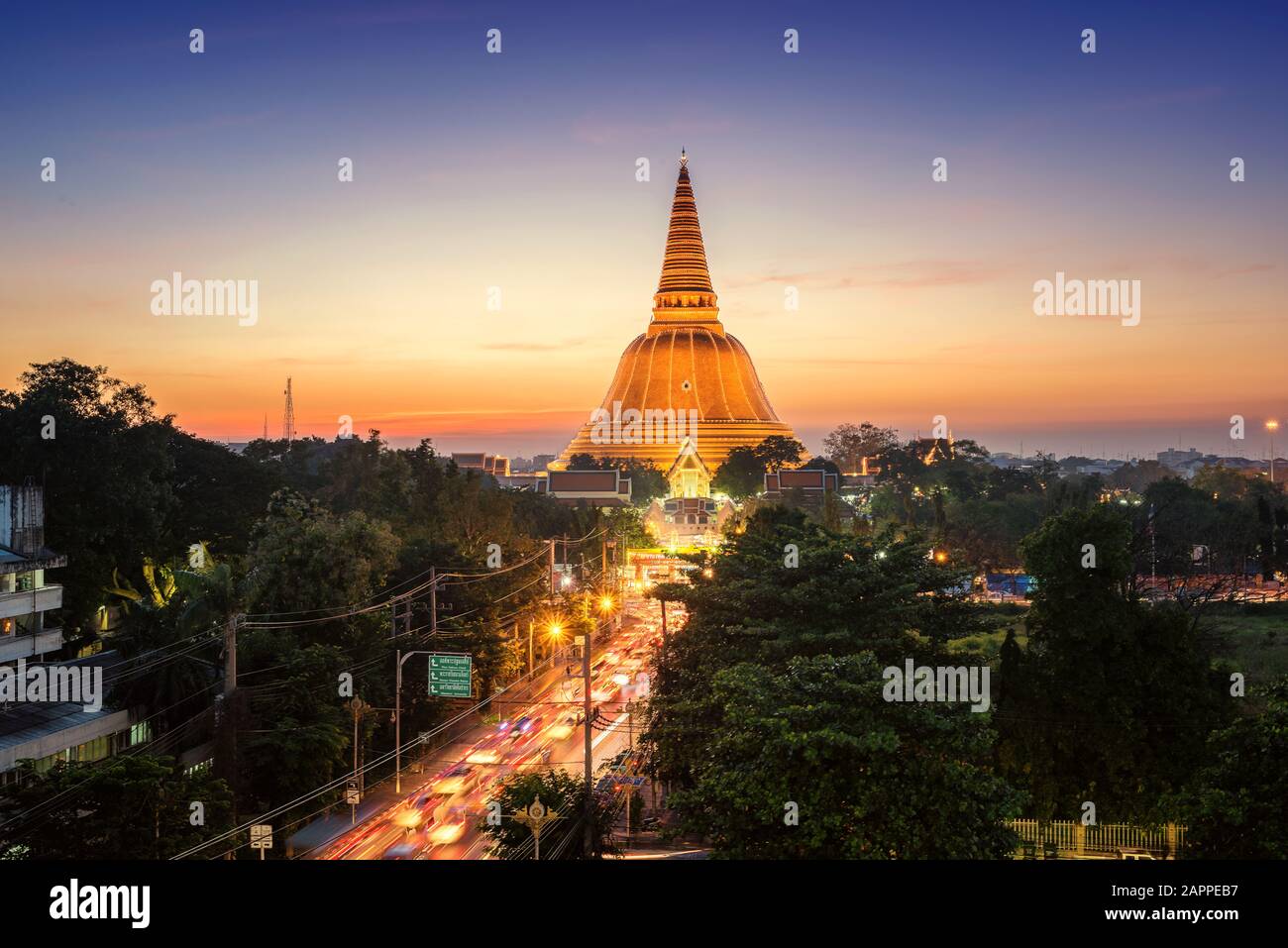 Pagode d'or Phra Pathom Chedi coucher du soleil de la province de Nakhon Pathom, Asie, Thaïlande Banque D'Images