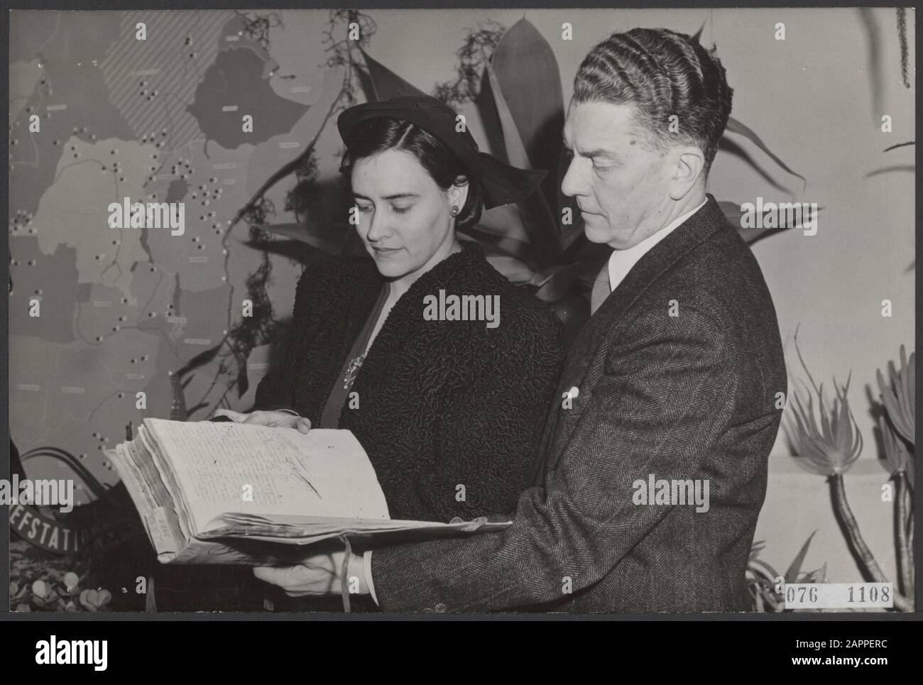 Exposition Afrique du Sud 300 ans au Tropenmuseum à Amsterdam. Lettre de Jan van Riebeeck de l'année 1656 à l'Heren Zeventien avec la demande d'augmentation des salaires. Son salaire annuel a triché sur plm 70,00 et il voulait voir cette augmentation à fl 85, -. Toutefois, l'augmentation a été refusée. La lettre est admirée à l'exposition. Sur la feuille est la signature de Jan van Riebeeck Date visible: 27 Mars 1952 lieu: Amsterdam, Noord-Holland mots clés: Visiteurs, histoire, colonies, expositions Nom de l'institution: Institut Royal pour les tropiques Banque D'Images