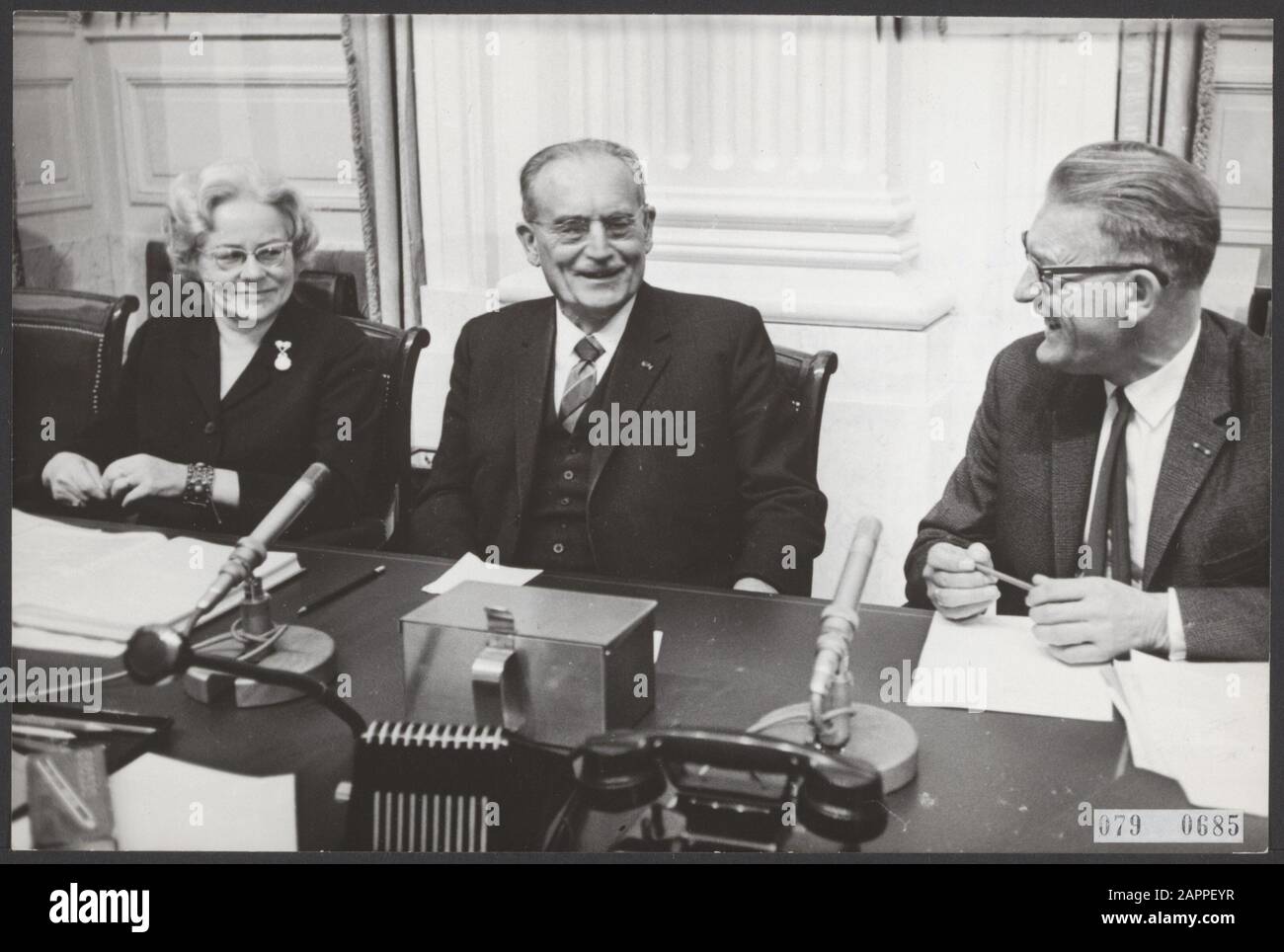 Enregistrements de l'émission de télévision 1 sur dix du NCRV à la Chambre des Représentants. La Chambre était remplie de personnes de plus de 65 ans. Mme J.F. Schouwenaar-Franssen, Dr. W. Drees et B. Roolvink (président du groupe ARP) Date: 22 novembre 1965 lieu: La Haye, Zuid-Holland mots clés: Politiciens, hommes d'État, programmes de télévision Nom personnel: Drees, Willem, Roolvink, B., Schouwenaar-Franssen, J.F. Nom institutionnel: NCRV Banque D'Images