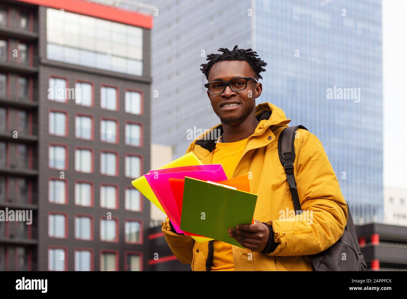 Homme africain américain étudiant la science dans la connaissance de l'Université Banque D'Images