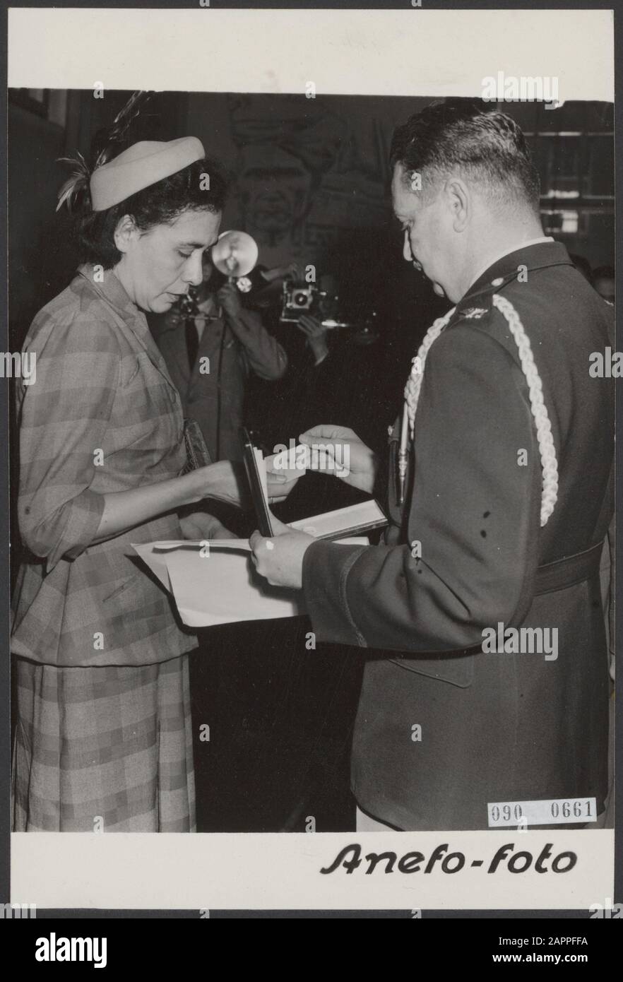 Prix étoile d'argent Date: 25 janvier 1952 lieu: Nimègue mots-clés: Décorations, militaires, femmes Nom personnel: Balkom mw van, bidwell b W Banque D'Images