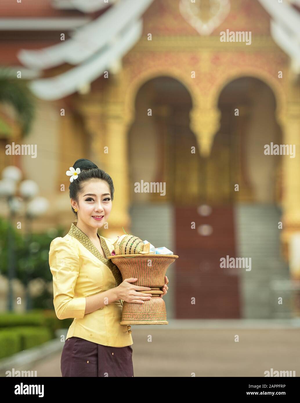 Les filles du Laos sont belles sur la robe nationale au temple Banque D'Images