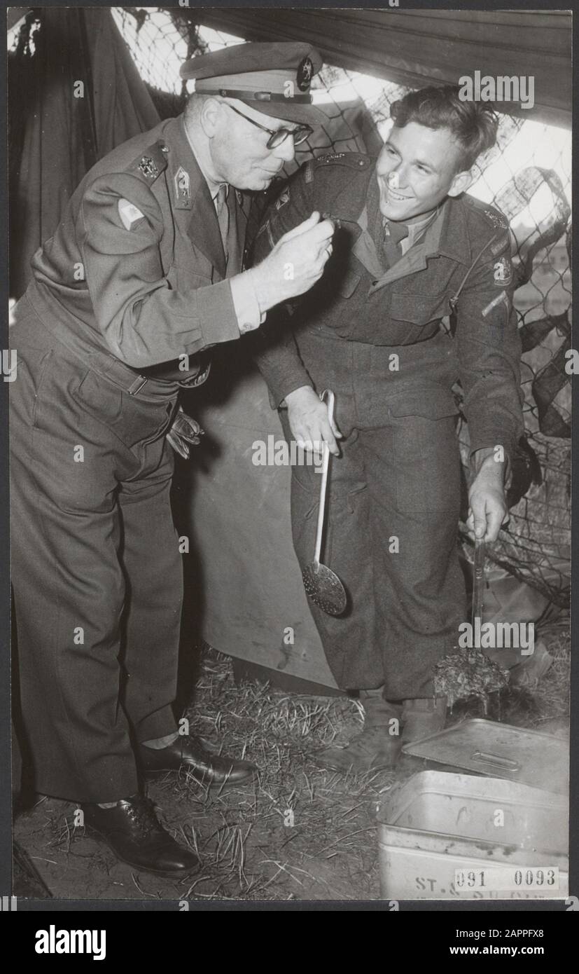 Soldats, exercices, inspections alimentaires, alea jacta, opsomer A Date: 8 juillet 1955 lieu: Limbourg, Weert mots clés: Militaire, exercices, inspections alimentaires Nom personnel: Alea jacta, opsomer A Banque D'Images