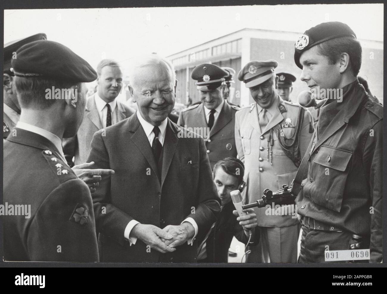 Le président allemand visite des soldats néerlandais Date: 21 juillet 1967 lieu: Allemagne, Seedorf mots clés: Visites, militaires, présidents Nom personnel: Lubke, H., Verre, F, v. : Koch, Eric/Anefo Banque D'Images