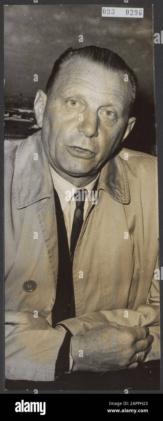 M. Jacques Zaneveld lors d'une conférence de presse à Schiphol. Zaneveld est recteur du William and Mary College à Norfolk, en Virginie. Il vient de rentrer d'un séjour de deux mois à la base antarctique américaine Mac-Murdo, où il a été commandé par le gouvernement américain. C'était sa 2ème expédition Date: 26 mars 1965 lieu: Noord-Holland, Schiphol mots clés: Professeurs, conférences de presse, expéditions polaires, portraits Nom personnel: Zaneveld Jacques Banque D'Images