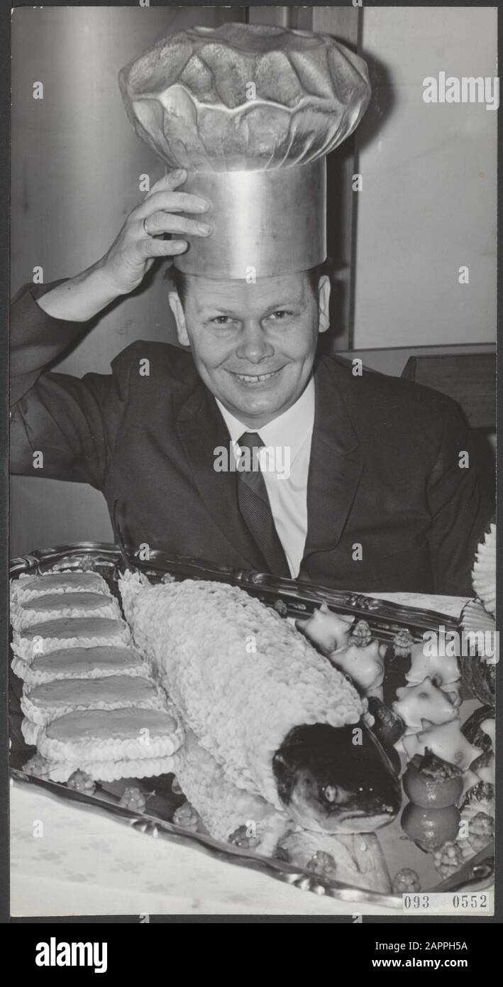 Le dernier jour de la Horecava à Amsterdam RAI, un concours a eu lieu pour montrer qui est le meilleur cuisinier de notre pays. Le prix, un chapeau de chef argenté, est allé à C.W. van Duschoten, chef de partie de KLM Schiphol. A son travail un saumon décoré de 2500 noix (16 heures de travail...) Date: 6 janvier 1966 lieu: Amsterdam, Noord-Holland mots clés: Kokhats, cuisiniers, prix Nom personnel: Duschoten, C.W. du nom de l'établissement: RAI Banque D'Images