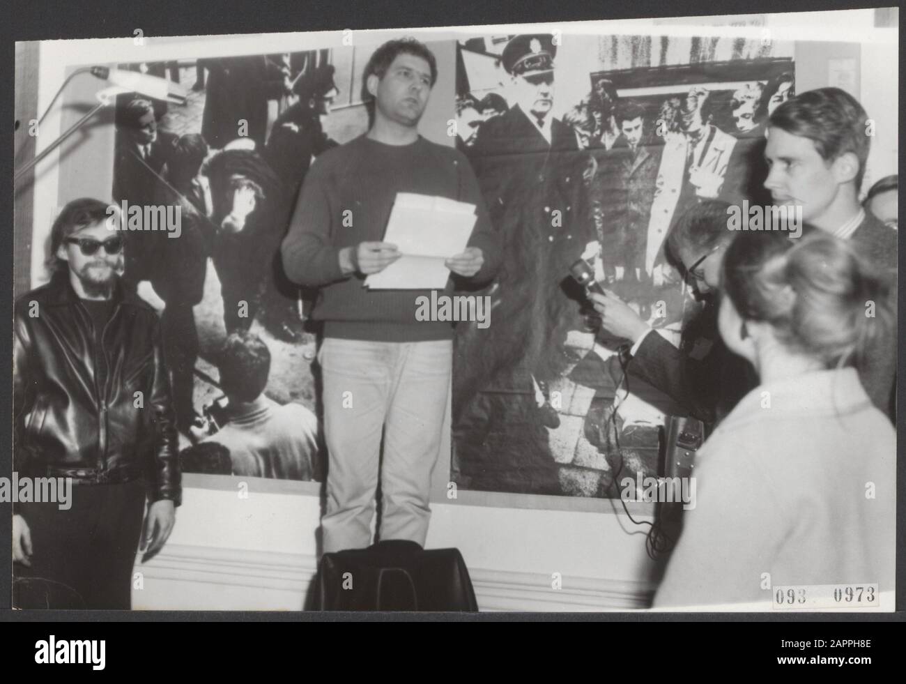 Conférences de presse, auteurs, expositions, émeutes Date: 24 mars 1966 lieu: Amsterdam, Noord-Holland mots clés: Auteurs, conférences de presse, émeutes, expositions Nom personnel: Wolkers, Jan Banque D'Images
