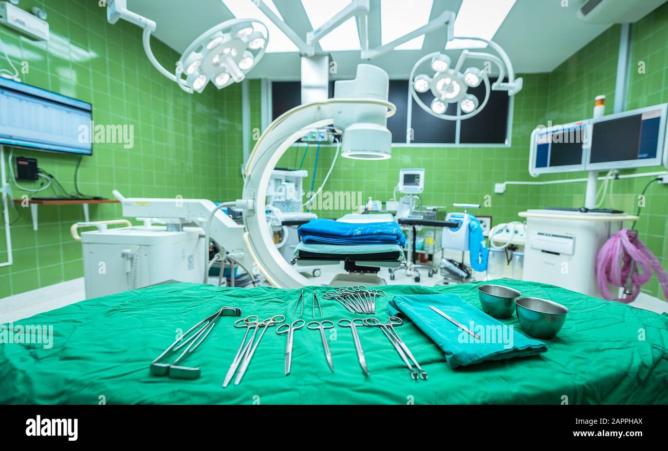Équipements d'outils chirurgicaux et dispositifs médicaux dans la salle d'opération moderne Banque D'Images