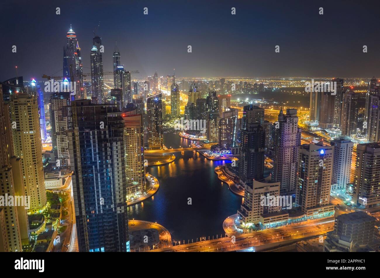 Vue nocturne sur la marina de Dubaï. Dans la ville de canal artificiel d'une longueur de 3 kilomètres. Vue aérienne de Dubaï, OAE. Banque D'Images