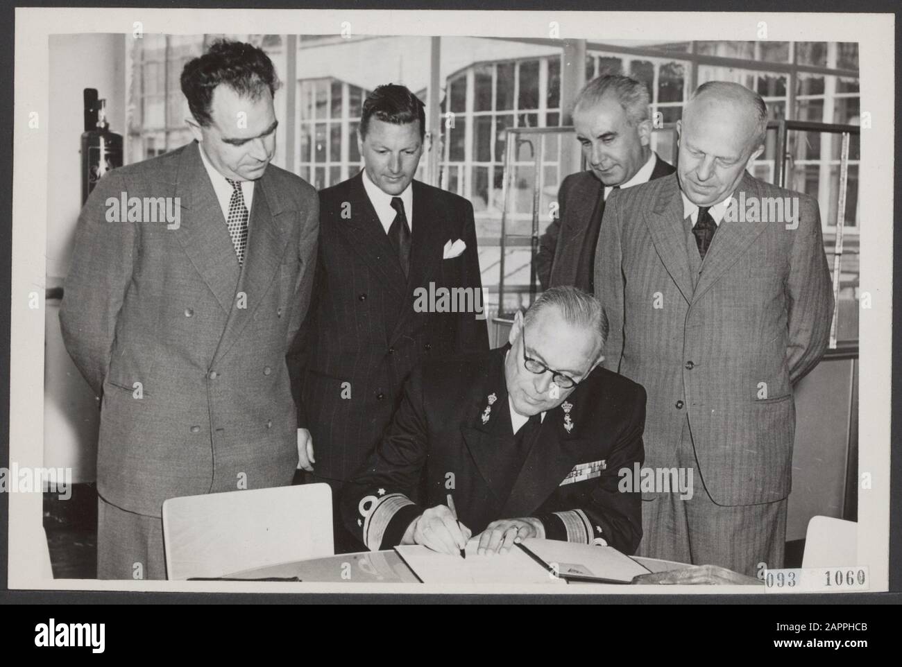 Transfert de certains Furie de la mer de Hawker par Fokker au ministère de la Marine. Sous l'œil attentif du ministre C. Staf (à droite civil), le contre-amiral F. Strain signe les formes de transfert. La Sea Fury est construite par Fokker sous licence des usines Hawker. Date : 6 Juillet 1951 Mots Clés : Signatures, Aviation, Marine, Ministres, Officiers Nom Personnel : Personnel, Kees, Tribe F. Banque D'Images
