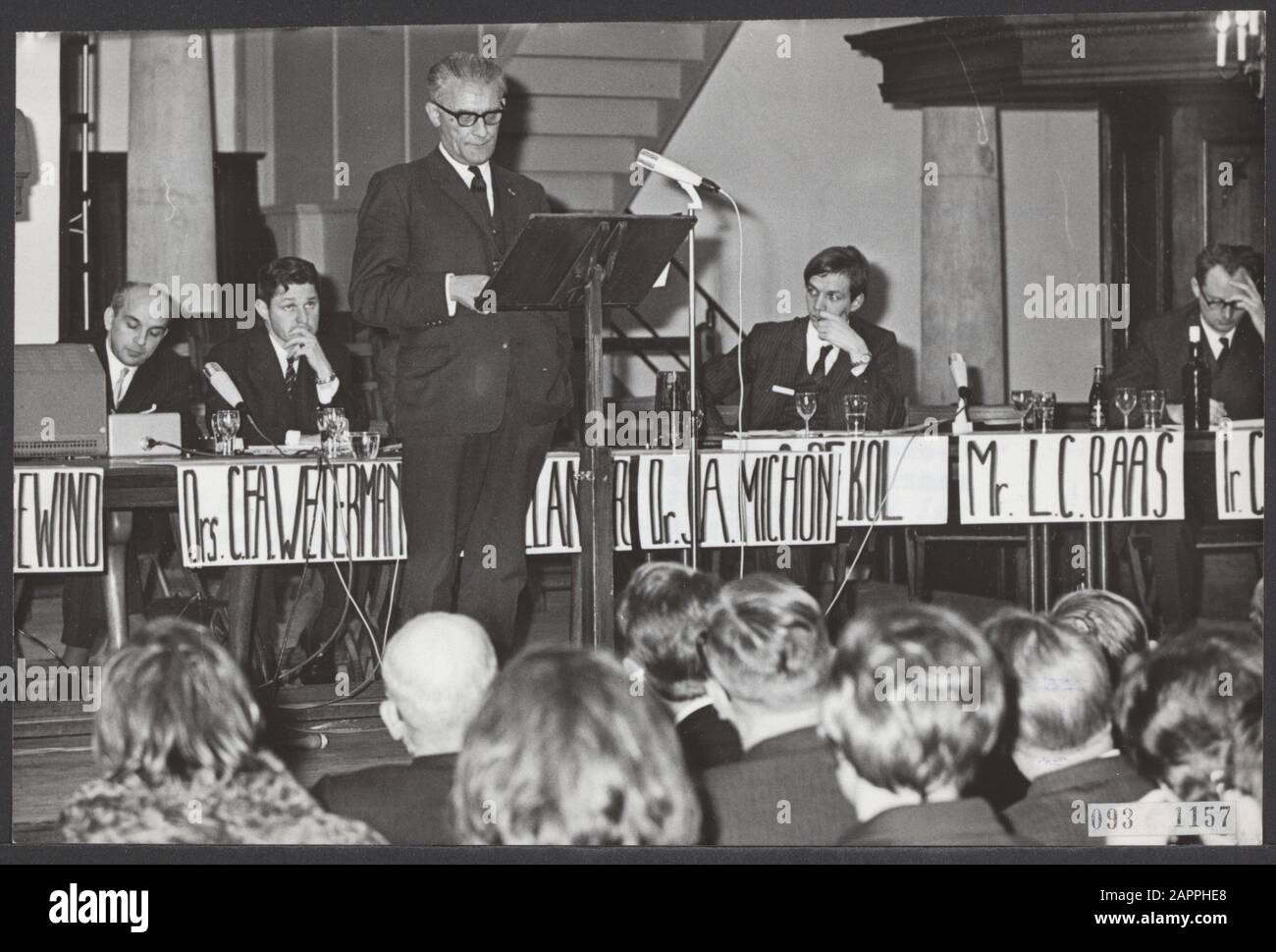 Le ministre B. Roolvink ouvre la K.S.D. '86 (Journées catholiques des étudiants) dans le Westerkerk à Amsterdam, où le ministre a discuté du sujet de l'avenir dans le signe de l'automatisation, après laquelle il y a eu un enseignement où dans un forum de nombreuses personnalités importantes étaient présentes Date: 1 février 1968 lieu: Amsterdam, Noord-Holland mots: Réunions, ministres, ouvertures, étudiants Nom personnel: Roolvink, Bauke Banque D'Images