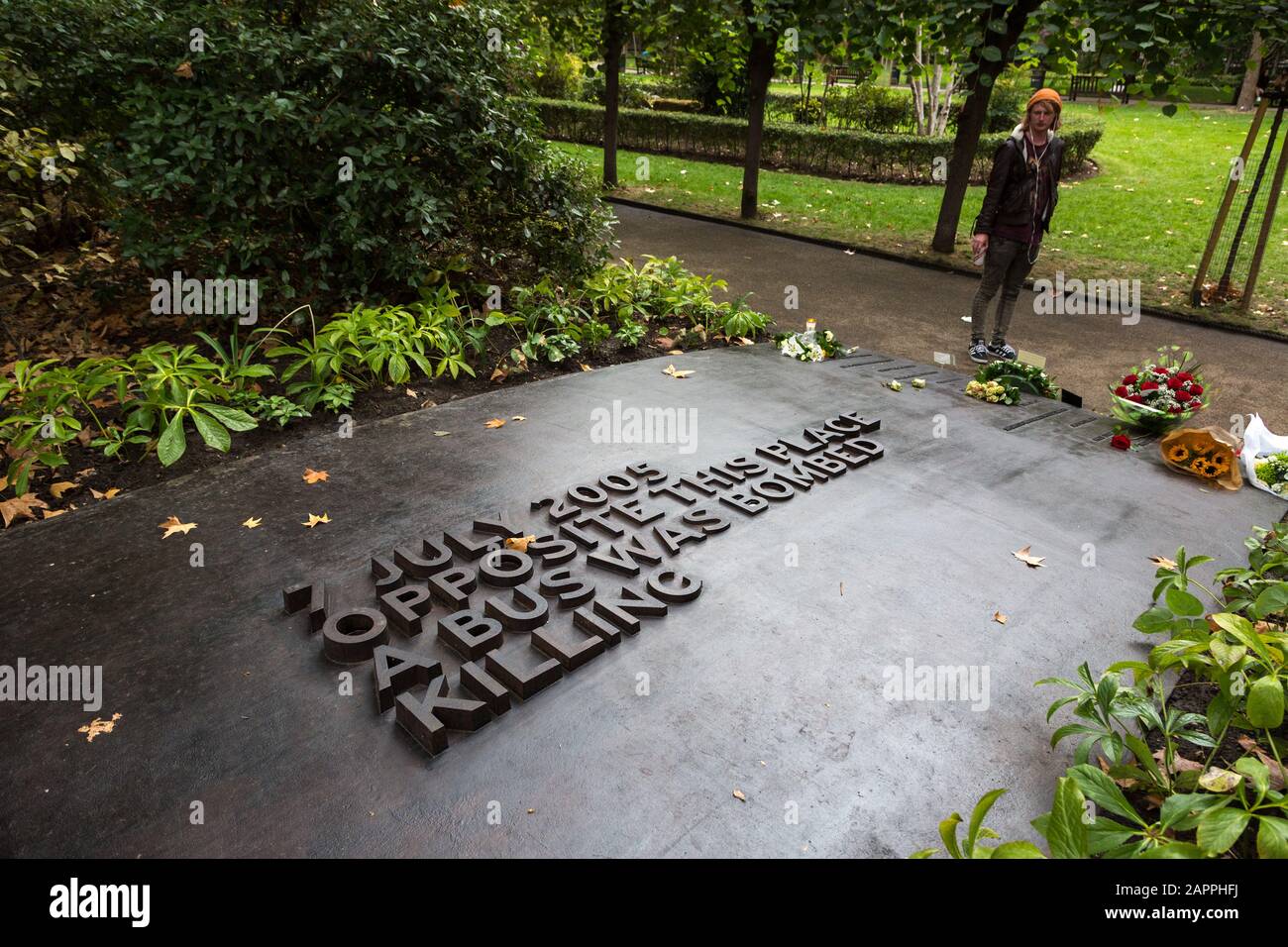 Mémorial aux victimes des attentats à la bombe de Tavistock Square le 7 juillet 2005, situé dans les jardins de Tavistock Square à Londres Banque D'Images