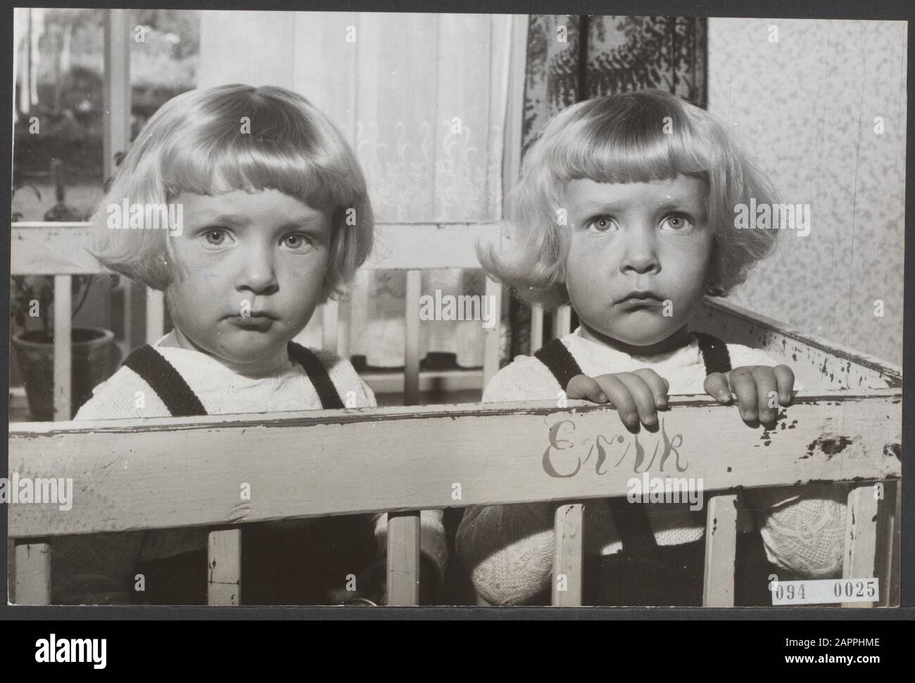 Anciens jumeaux siamois Date: 2 novembre 1955 lieu: Bergum mots clés: Enfants d'âge préscolaire, anniversaires Nom personnel: Frites t de, vries mw f de Banque D'Images