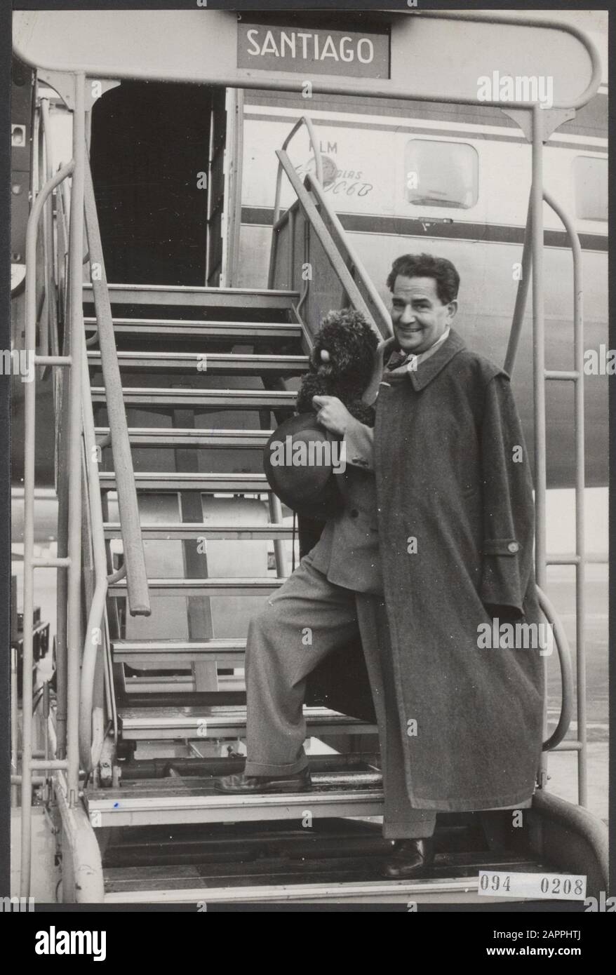 Eduard van Beinum, chef de l'Orchestre du Concertgebouw, est allé en Amérique du Sud pour donner un certain nombre de concerts. Avec son chien favori à la date de départ: 18 juin 1953 lieu: Noord-Holland, Schiphol mots clés: DEART, chefs d'orchestre, orchestres Nom personnel: Beinum, Eduard van Institutioningsnaam: Concertgebouw Orchestra Banque D'Images